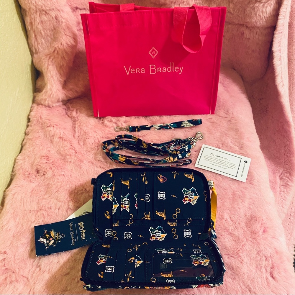 ⚡️Vera Bradley x Harry Potter⚡️ Wristlet/Crossbody - Picture 4 of 4
